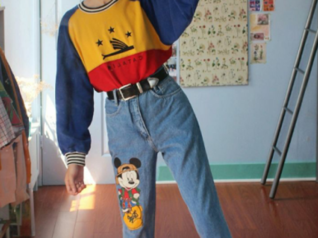đ»Moletom colorido e uma calça com um Mickeyđ»