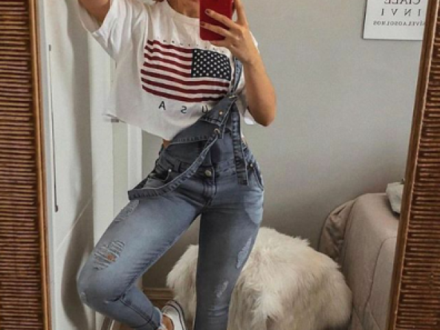 đ»MacacĂŁo e uma blusa curta por dentrođ»
