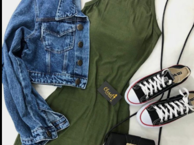 đ»Vestido curto verde e uma jaqueta jeansđ»