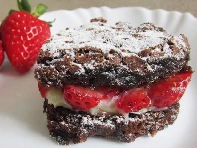 Brownie com morango e leite ninho