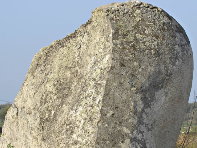 sendo esmagado por uma pedra