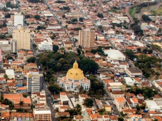 É uma homenagem ao santo São Carlos Borromeu, que também é padroeiro da cidade, cujo o dia é o mesmo que o da fundação da cidade: 4 de novembro.