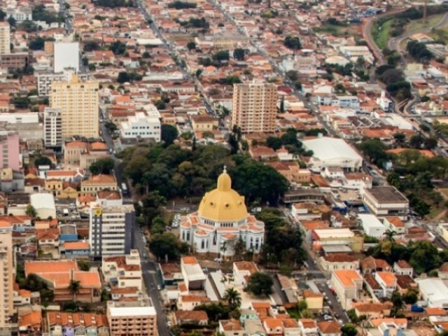 É uma homenagem aos fundadores da cidade: Carlos Borromeu e Carlos Ramos.