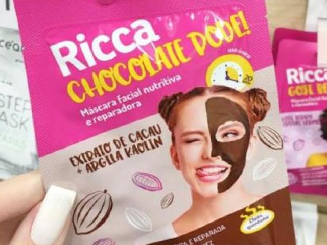 Máscara de chocolate ( Ativa a circulação facial e ilumina a pele, rejuvenescendo-a; Indicada para peles desidratadas e desnutridas, uma vez que a massa do cacau contém vitaminas e minerais que combatem os danos causados pelos radicais livres; Hidrata, nutre, revitaliza e antioxidante )