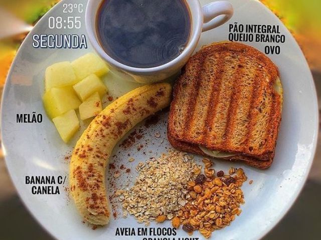 Comida saudavel, frutas, pão e café.