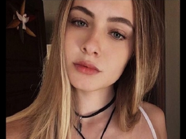 (Essa tem cabelo longos mais cortou o resto dĂĄ imagem)