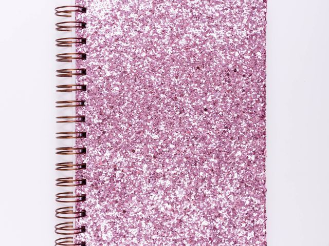 esse caderno de glitter rosa <3