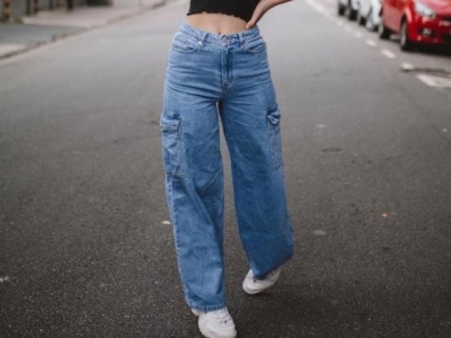 Calça jeans normal ou larga;