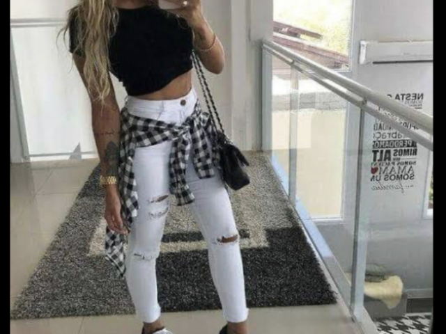 Usaria uma calça branca e uma blusa preta