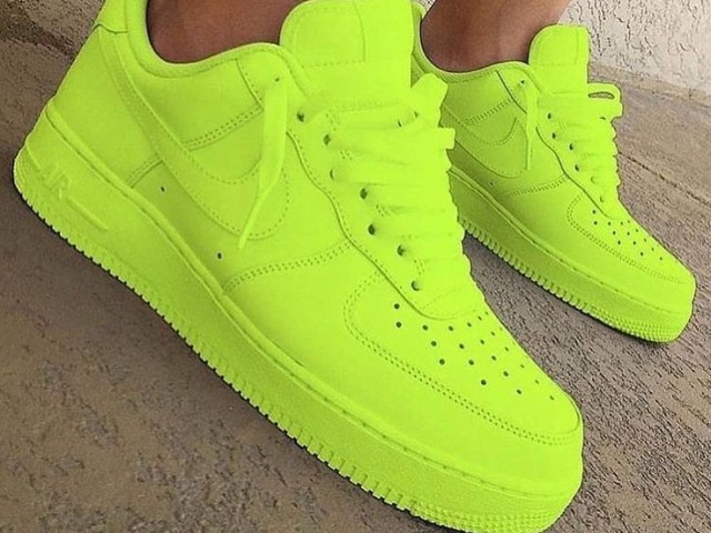 c-)Tênis da Nike verde neon.