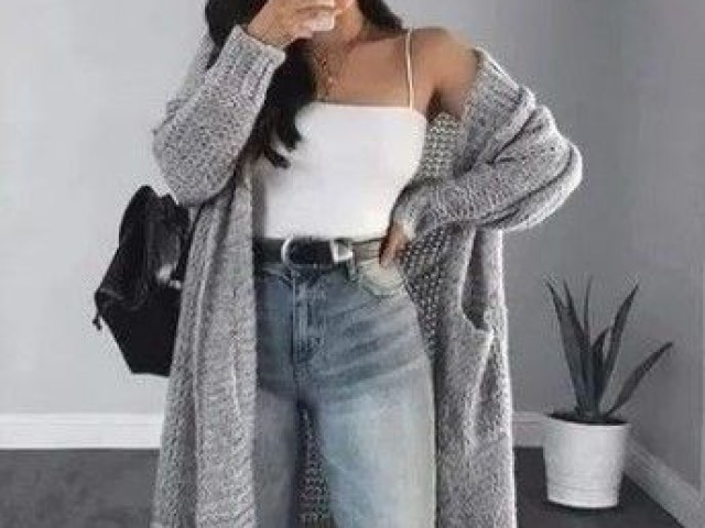 Uma blusa branca dentro da calça jeans, um sobre tudo cinza e um tenis nike branco...