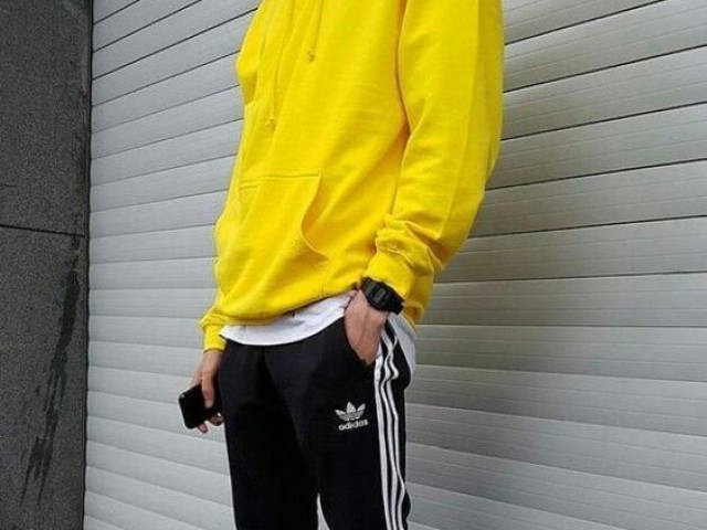 Look de Nick
(Um moletom amarelo por cima deuma blusa branca, uma calça preta adidas e um tenis branco)