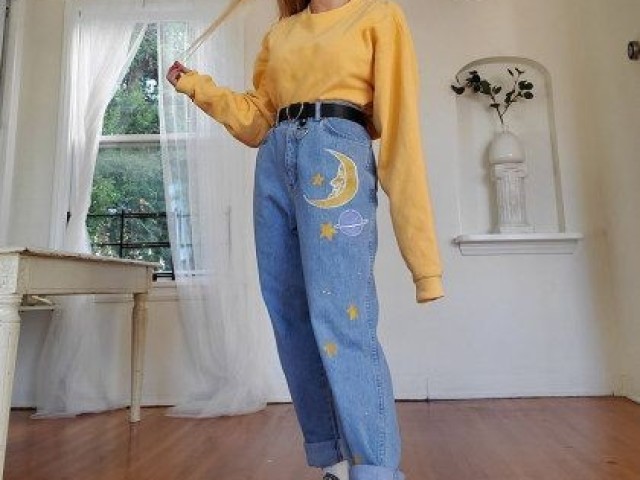 Look de Ana
(Um moletom largo amarelo por dentro da calça jeans e um all star preto)