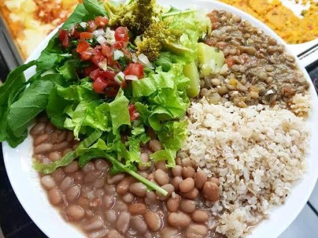 arroz, feijão, bolonhesa de lentilha e salada