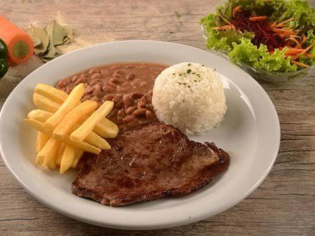 arroz, feijão, bife, fritas e salada