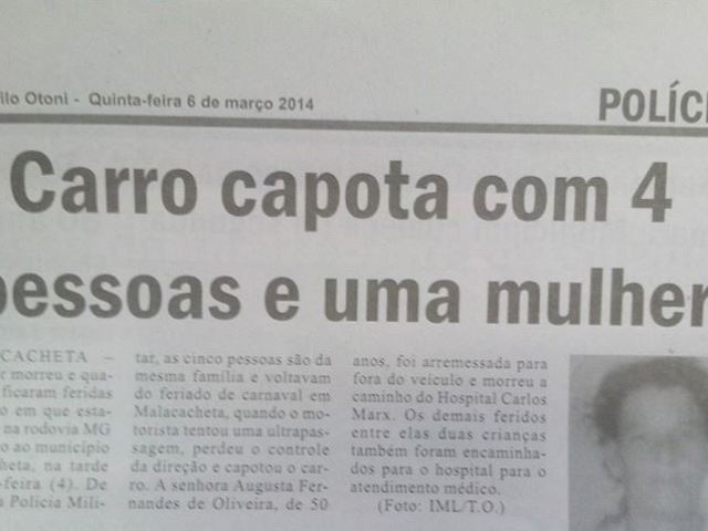 carro capota com 4 pessoas e uma mulher