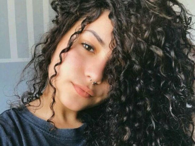 Estrangeira de cabelo preto ondulado, MARAVILHOSA !