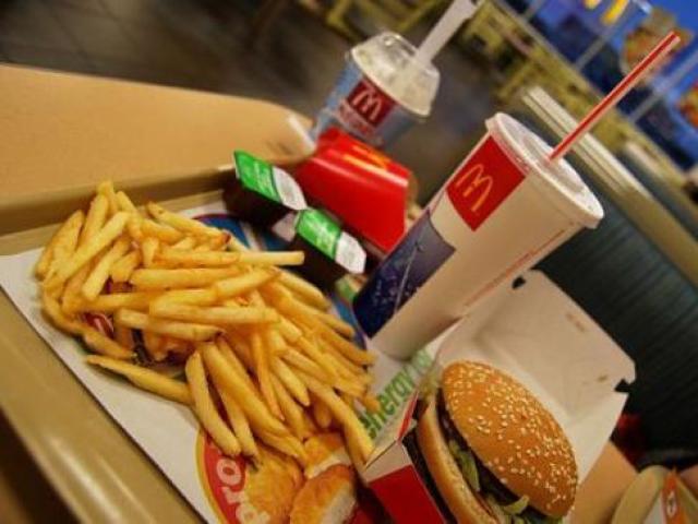 MC - Um combo com hambúrguer, um milkshake e bastante batata frita