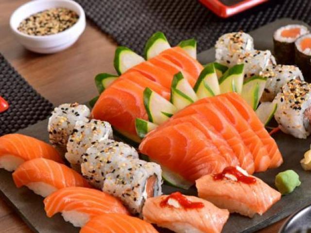 JAPONÊS - Vc pediu um prato com variedades de sushis e salmão e pra beber um mate ou coca