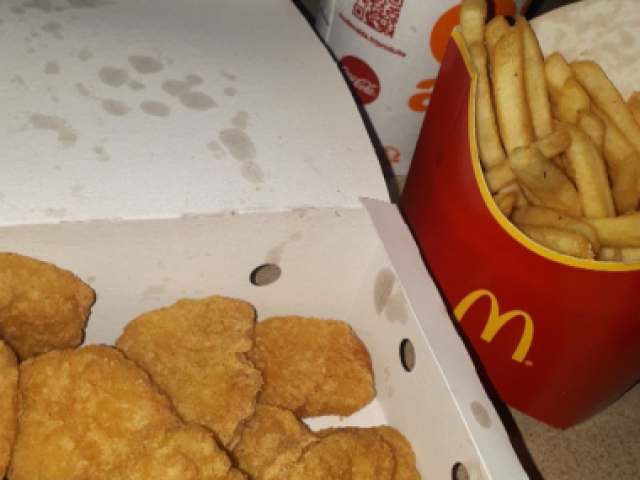 Chicken McNuggets, batata frita e referente