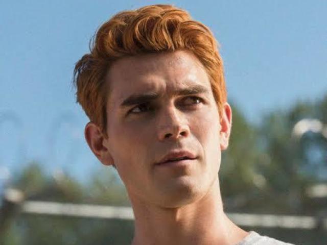 Archie Andrews e seu pai, Fred Andrews, foram atacados pelo gorro negro... que ao passar da temporada descobrimos quem foi.