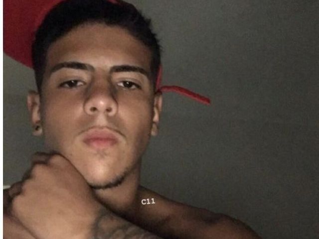 Felipe ele é bandido ele tem 18 anos e irmão do Gabriel ele não namora só fica