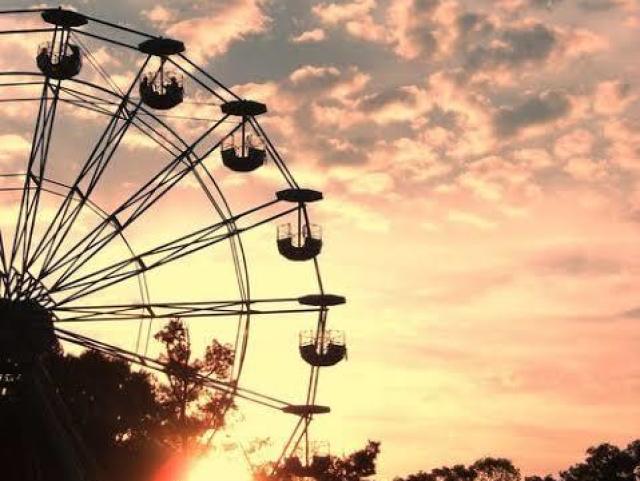 Parque de diversões no por do sol