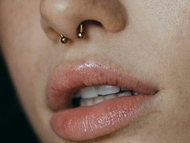 Ela botou no nariz então só tem as duas opçÔes das orelhas pq o piercing no nariz ela boto