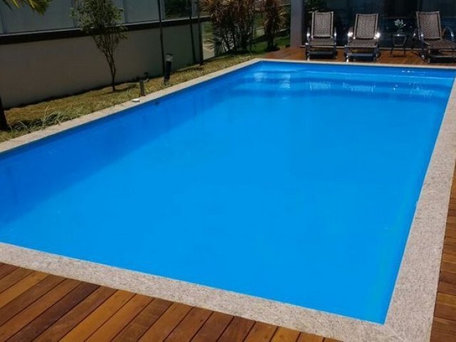 ir na piscina ou praia com o grupo