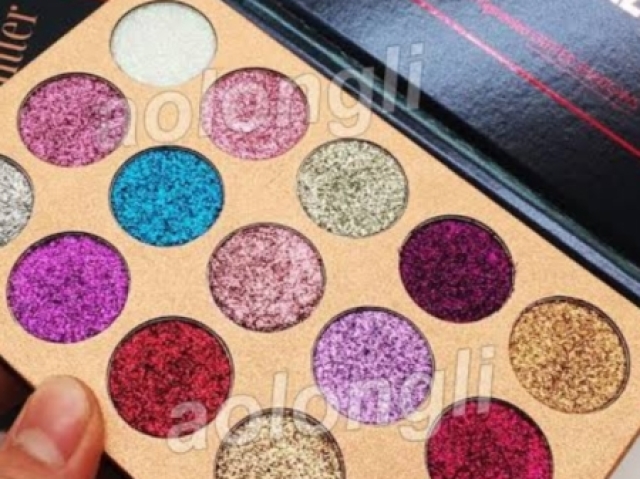 Paleta amarelada com sombras fortes e brilhantes