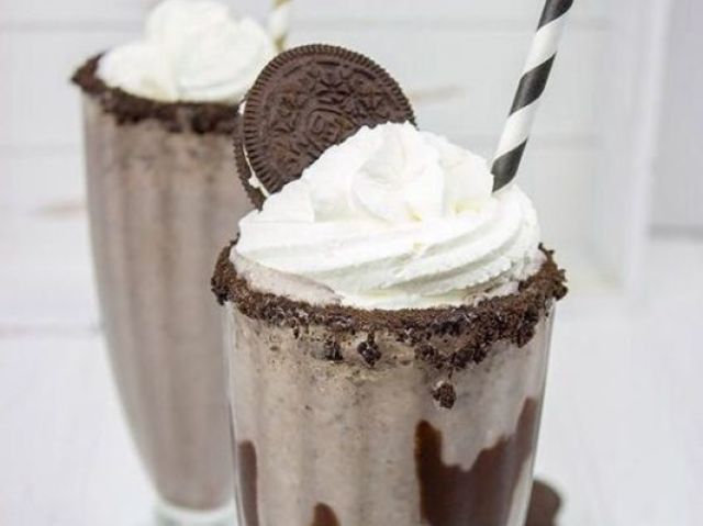 qualquer coisa que me deixe bêbada ou um milkshake