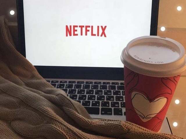 assistindo Netflix em casa mesmo.