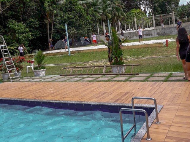 Comer na beira da piscina e depois poder mergulhar e passar uma bela tarde