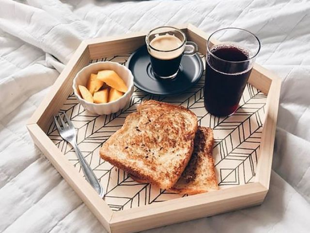 "Café, suco, pão torrado, e uma frutas!!"