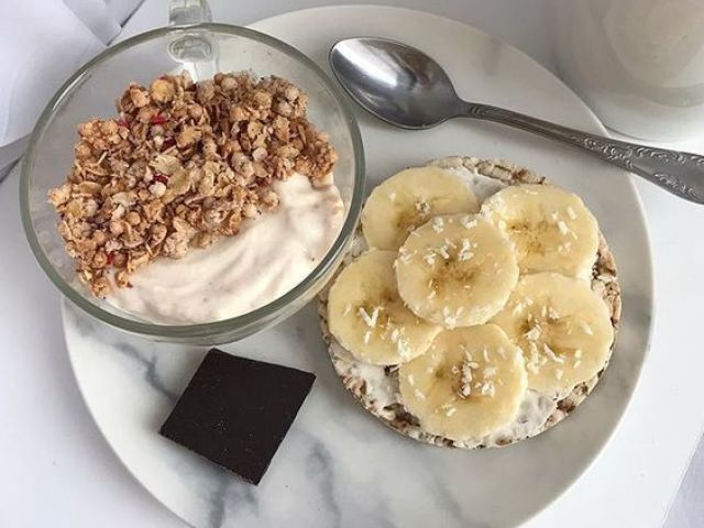 "Granola com iogurte, bananas, e um pedacinho de chocolate"