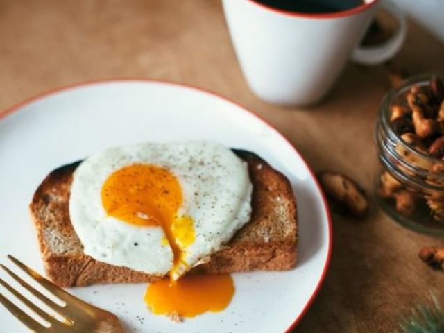 "Pão com Ovo e um cafézinho!"