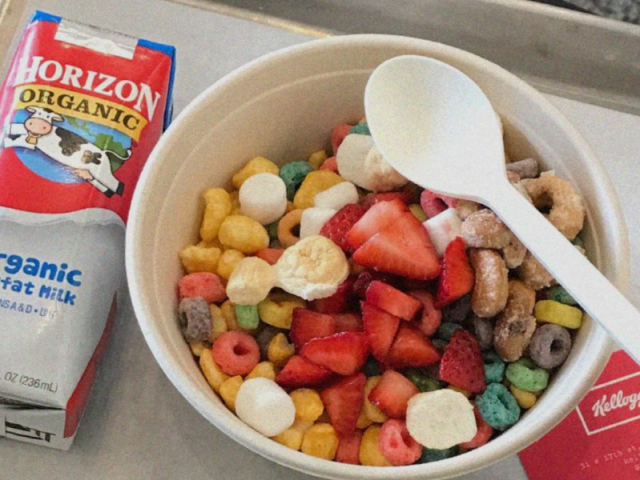 Cereal com frutas e leite