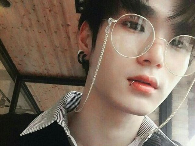 Crush coreano é outro nível né? Mas, deve ser chaaato...😚