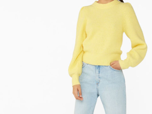 Moletom amarelo com causa jeans