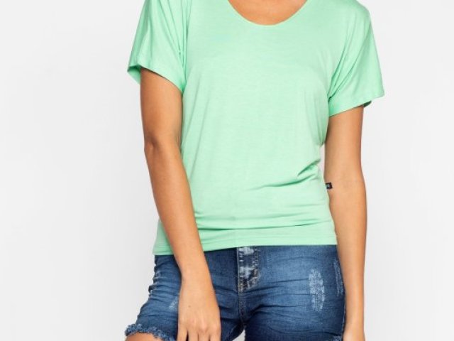 blusa verde com short jeans