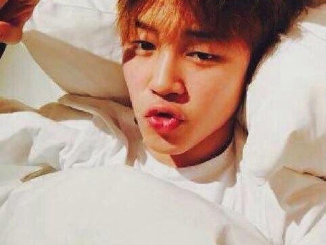 🌾 Você realmente faz meu tipo ideal...
🌻Po-por que diz i-isso Ji-jimin??
Ele se levanta ficando sentado de frente pra mim, acho que pela sua cara aquilo saiu sem querer...
🍁 É que vo-você é mu-muito bonita! E fofa, e... Sempre me dar carinho, e... Acho você muito legal! - diz com aquele sorriso que mata um - se não fossemos melhores amigos eu ficaria com você.
