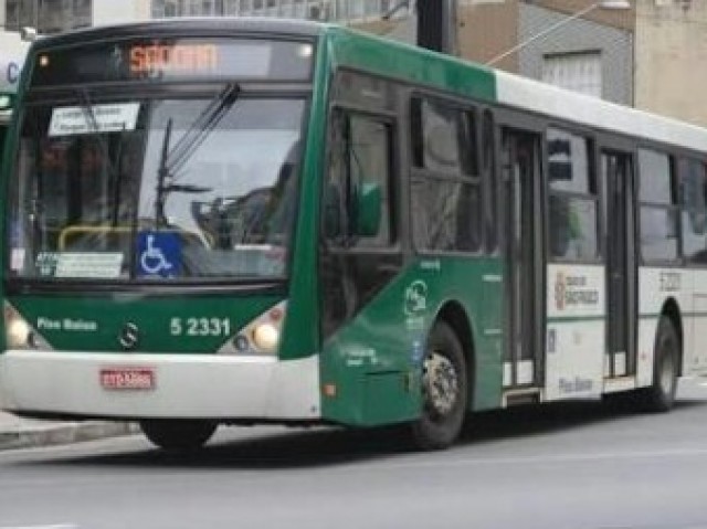 De ônibus