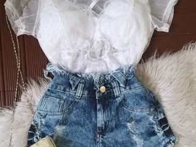 Shorts jeans e blusinha (se não for pra causa eu nem vou kkk)