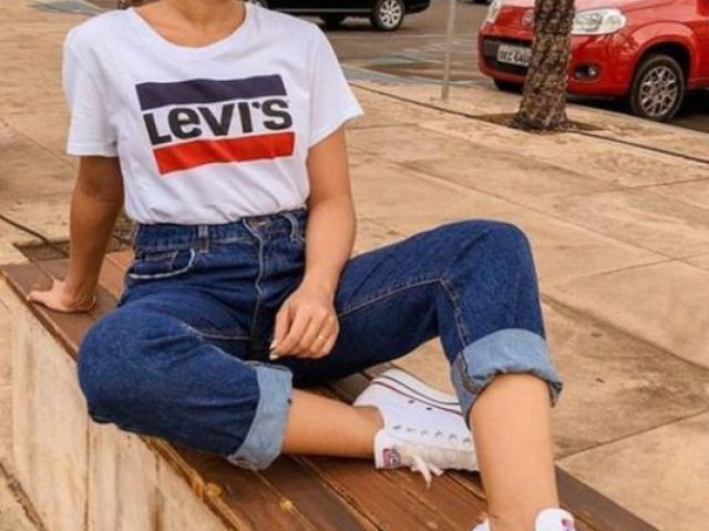 Uma calça com uma camisa da Levi´s