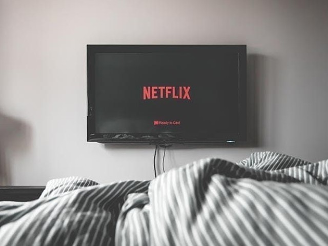 fiquei quietinha no cobertor só na netflix kk