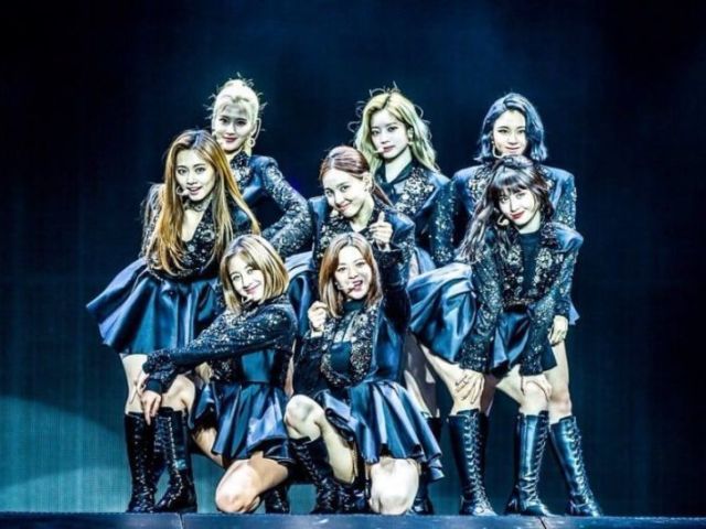 Quem do TWICE usou esse figurino de cada música?