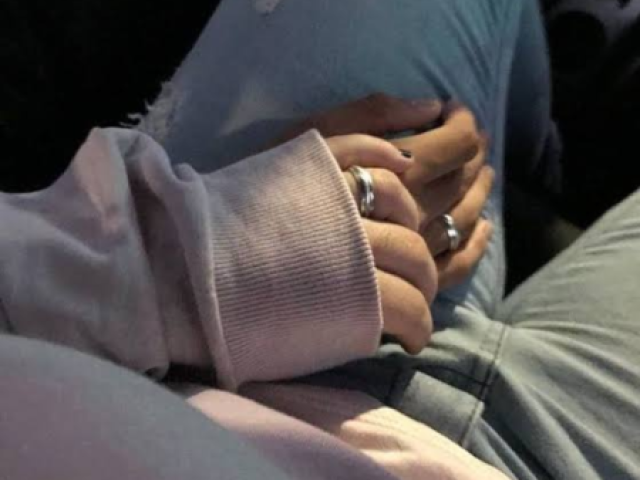 Meu nenem te amo
Comentarios
Mike:ai amo vc mlr
Res:eu sei amor
Luka:me troco foi
Res:vaza daqui
Bella :cmg n posta nd né
Res:calma vou posta chatice