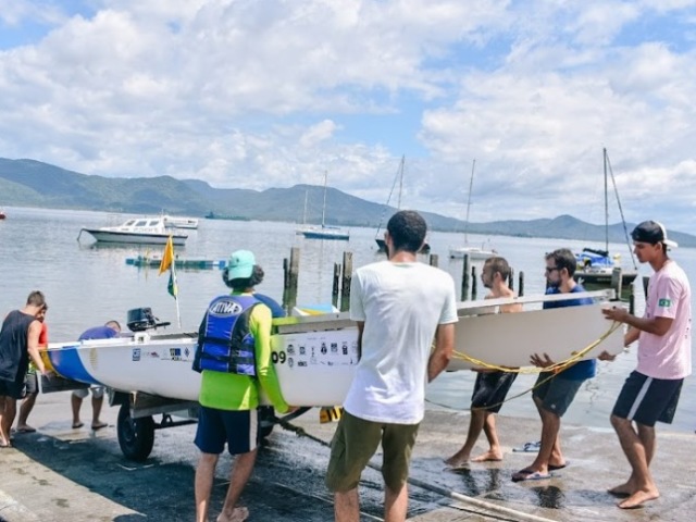 Bota barco na água, tira barco da água