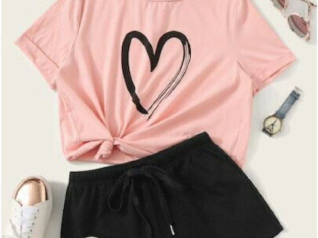 Blusa rosa com um coração e um short preto