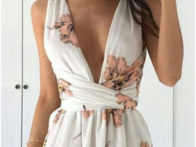 Vestido branco com algumas flores